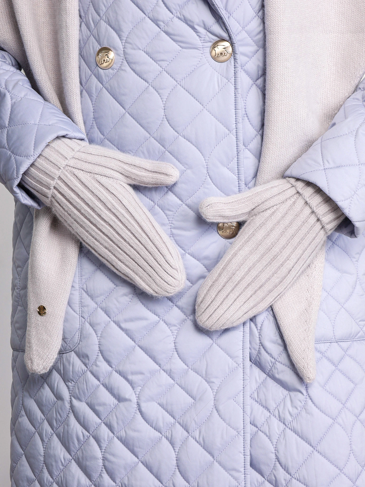 Варежки с шерстью енота вязаные серого цвета 